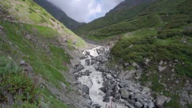 Chamba Vadisi 'nin çarpıcı buzul nehirlerini ve Himalaya tepelerini keşfedin. Lord Shiva' nın kutsal Mani Mahesh Kailash hac yolculuğu da dahil. Himachal Pradesh Hindistan.