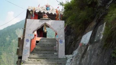25 Temmuz 2024, Himachal Pradesh, Hindistan. Chamba Vadisi 'ndeki Mani Mahesh Kailash Yatra, Himachal Pradesh, Lord Shiva' ya adanmış bir Hindu ve Budist haccı için dekore edilmiş giriş kapısı..