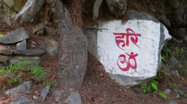 Hindistan 'daki Manimahesh Kailash Yatra sırasında öne çıkan Hindu tanrısı Lord Shiva' ya övgü dolu ruhani bir slogan olan 