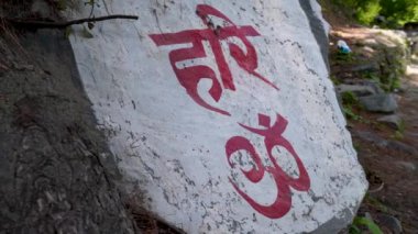Hindistan 'daki Manimahesh Kailash Yatra sırasında öne çıkan Hindu tanrısı Lord Shiva' ya övgü dolu ruhani bir slogan olan 