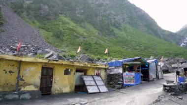 25 Temmuz 2024, Himachal Pradesh, Hindistan. Himalayalar, Chamba, Himachal Pradesh 'teki Manimahesh Kailash hac yolu boyunca geçici düzenlemeler yap ve duraklat..