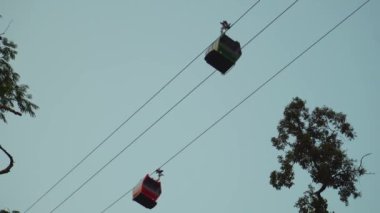 Dharamshala, Himachal Pradesh, Hindistan semalarında geçen kablo arabalar manzaralı bir şekilde karşıdan karşıya geçiyorlar. Bu popüler turizm beldesi çarpıcı hava manzarası sunuyor .