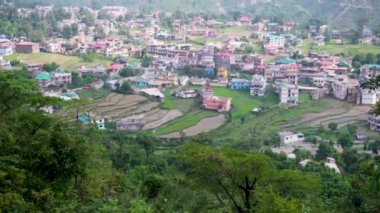 25 Temmuz 2024, Himachal Pradesh, Hindistan. Himachal Pradesh, Hindistan 'ın Chamba ilçesinin Himalaya eteklerinde yuva yapmış Chowari köyünün cazibesini deneyin..