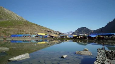 25 Temmuz 2024, Himachal Pradesh, Hindistan. Manimahesh Gölü, Himachal Pradesh 'in yüksek Himalayaları' nda yer alan, Hindular ve Budistler için kutsal bir hac mekanıdır..