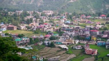 25 Temmuz 2024, Himachal Pradesh, Hindistan. Himachal Pradesh, Hindistan 'ın Chamba ilçesinin Himalaya eteklerinde yuva yapmış Chowari köyünün cazibesini deneyin..