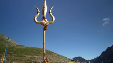 25 Temmuz 2024, Himachal Pradesh, Hindistan. Hindu ve Budist hac yolculuğu sırasında Kailash Parvat 'a karşı Lord Shiva' nın sembolleri olan dini kırmızı kumaşlar (chunri) ve mızraklar (trishul)..