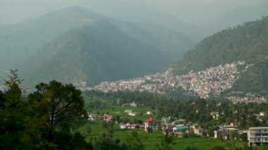 25 Temmuz 2024, Himachal Pradesh, Hindistan. Himachal Pradesh 'in Himalaya eteklerindeki Chamba kasabasını keşfedin, Hindistan' ın yemyeşil arazileri ve derin vadileriyle çevrili..