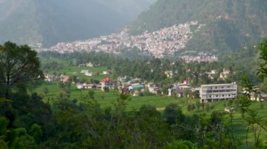 25 Temmuz 2024, Himachal Pradesh, Hindistan. Himachal Pradesh 'in Himalaya eteklerindeki Chamba kasabasını keşfedin, Hindistan' ın yemyeşil arazileri ve derin vadileriyle çevrili..