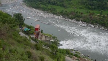 25 Temmuz 2024, Himachal Pradesh, Hindistan. Chamba, Himachal Pradesh, Hindistan 'da muson sırasında Ravi Nehri' ne fazla su salan baypas kanalı..