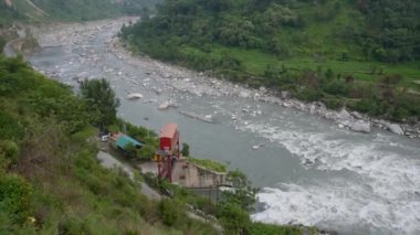 25 Temmuz 2024, Himachal Pradesh, Hindistan. Chamba, Himachal Pradesh, Hindistan 'da muson sırasında Ravi Nehri' ne fazla su salan baypas kanalı..