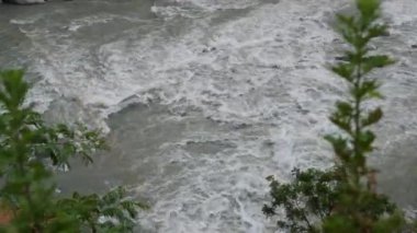 25 Temmuz 2024, Himachal Pradesh, Hindistan. Chamba, Himachal Pradesh, Hindistan 'da muson sırasında Ravi Nehri' ne fazla su salan baypas kanalı..