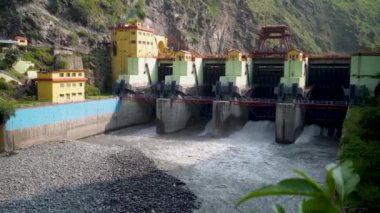 25 Temmuz 2024, Himachal Pradesh, Hindistan. Hindistan 'ın Himachal Pradesh kentindeki Chamba bölgesindeki Chamera-II hidroelektrik santrali, Hint hidroelektrik üreticisi NHPC Limited tarafından Ravi nehri üzerinde inşa edilmiştir..