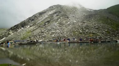 25 Temmuz 2024, Himachal Pradesh, Hindistan. Manimahesh Gölü, Himachal Pradesh 'in yüksek Himalayaları' nda yer alan, Hindular ve Budistler için kutsal bir hac mekanıdır..