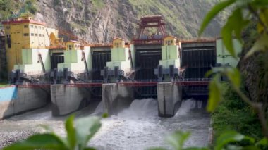 25 Temmuz 2024, Himachal Pradesh, Hindistan. Hindistan 'ın Himachal Pradesh kentindeki Chamba bölgesindeki Chamera-II hidroelektrik santrali, Hint hidroelektrik üreticisi NHPC Limited tarafından Ravi nehri üzerinde inşa edilmiştir..