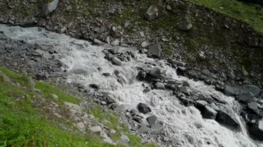 Chamba Vadisi 'nin çarpıcı buzul nehirlerini ve Himalaya tepelerini keşfedin. Lord Shiva' nın kutsal Mani Mahesh Kailash hac yolculuğu da dahil. Himachal Pradesh Hindistan.