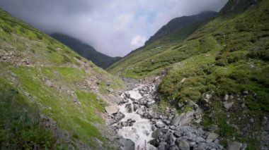 Chamba Vadisi 'nin çarpıcı buzul nehirlerini ve Himalaya tepelerini keşfedin. Lord Shiva' nın kutsal Mani Mahesh Kailash hac yolculuğu da dahil. Himachal Pradesh Hindistan.