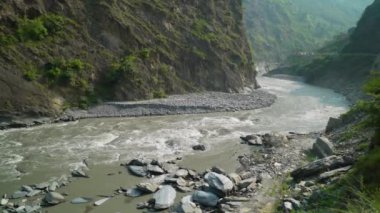 Ravi Nehri, muson sezonu boyunca Himachal Pradesh 'in verimli manzaraları ve vadilerinde dolaşır. Hindistan kırsalının doğal güzelliğini gösteren nefes kesici bir manzara..