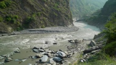 Ravi Nehri, muson sezonu boyunca Himachal Pradesh 'in verimli manzaraları ve vadilerinde dolaşır. Hindistan kırsalının doğal güzelliğini gösteren nefes kesici bir manzara..