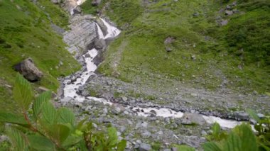 Chamba Vadisi 'nin çarpıcı buzul nehirlerini ve Himalaya tepelerini keşfedin. Lord Shiva' nın kutsal Mani Mahesh Kailash hac yolculuğu da dahil. Himachal Pradesh Hindistan.