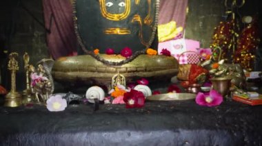 25 Temmuz 2024, Himachal Pradesh, Hindistan. Siyah taş Shiva Lingam altın süsler ve yılan tanrı Sheshnag ile süslenmiş, Bharm, Himachal Pradesh, Hindistan 'daki antik Chaurasi Tapınağı içinde.