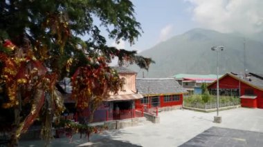 25 Temmuz 2024, Himachal Pradesh, Hindistan. Güzel Valabhi-Shikhara tarzı mimarisi olan Chaurasi Tapınağı kompleksi, Bharmour kasabası, Chamba 'nın merkezinde yer alan 84 türbeye ev sahipliği yapıyor.