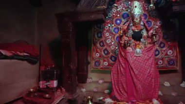 25 Temmuz 2024, Himachal Pradesh, Hindistan. Mani Mahesh ve diğer tanrıların da dahil olduğu tamamen süslü antik tanrı heykelleri, Chaurasi Tapınağı, Bharmour 'da dini kırmızı bez ile süslenmiş.