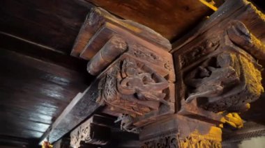 25 Temmuz 2024, Himachal Pradesh, Hindistan. Manimahesh Kailash haccının bir parçası olan Bharmour, Chamba, Himachal Pradesh 'teki Chaurasi Tapınağı' nda yüzyıllık ahşap heykel oyulmuş..