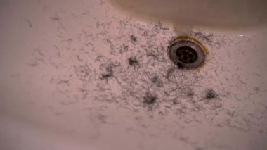 Tıraşlı kıllarla kaplı dağınık seramik lavabo. Hindistan 'da kötü alışkanlıkları yansıtan kötü hijyen ve dağınık bir tuvaleti temsil eder..