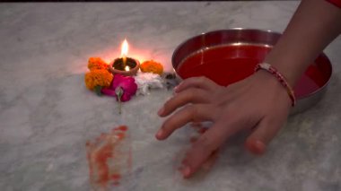Navratri boyunca canlı çiçeklerle çevrili yanan bir çamur lambası (diya), Hint tanrıçalarını onurlandıran bir Hindu festivali. Uttarakhand, Hindistan 'da yakalandı..
