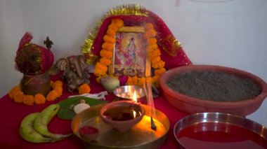 5 Ekim 2024 Dehradun Hindistan. Navratri boyunca canlı çiçeklerle çevrili yanan bir çamur lambası (diya), Hint tanrıçalarını onurlandıran bir Hindu festivali. Uttarakhand, Hindistan 'da yakalandı..