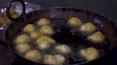 Pakoras, Hindistan 'ın Uttarakhand şehrinde hazırlanmış bir Hint mutfağında kızartılıyor. Çıtır çıtır ve lezzetli bir ziyafet..