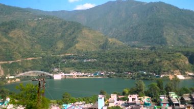 3 Kasım 2024 Uttarkashi Uttarakhand Hindistan. Bhagirathi Nehri kıyısındaki yarı şehirli Çinli, Garhwal Himalayalar, Uttarakhand 'da klasik göl manzaralı küçük dağlarla çevrili..