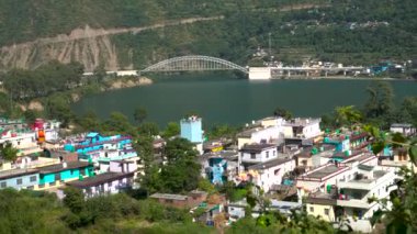 3 Kasım 2024 Uttarkashi Uttarakhand Hindistan. Bhagirathi Nehri kıyısındaki yarı şehirli Çinli, Garhwal Himalayalar, Uttarakhand 'da klasik göl manzaralı küçük dağlarla çevrili..