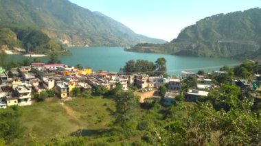 3 Kasım 2024 Uttarkashi Uttarakhand Hindistan. Bhagirathi Nehri kıyısındaki yarı şehirli Çinli, Garhwal Himalayalar, Uttarakhand 'da klasik göl manzaralı küçük dağlarla çevrili..