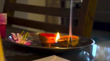 Uttarakhand 'daki bir ayin sırasında yanan bir çember ve kilden bir diya ile Hint pooja tabağı, kültürel gelenekleri ve ruhaniliği gözler önüne seriyor..