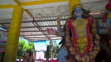 Kasım 33rd2024 Uttarakhand Hindistan. Hindistan 'ın Uttarakhand kentindeki mitolojik bir hikayeyi tasvir eden, ayaklarının altında bir kolye ve Lord Shiva olan Tanrıça Kali' nin heykeli..