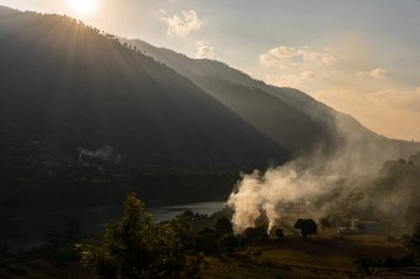 3 Kasım 2024 Uttarkashi Uttarakhand Hindistan. Bhagirathi Nehri kıyısındaki Chinyalisaur 'da köy manzarası, dumanla yanan sakallar tarım alanlarında kirliliğe neden oluyor..