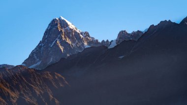 Srikantha ve Gangotri 'nin Garhwal Himalayalarındaki görkemli manzarası, Uttarkashi' deki Raithal ise Hindistan 'ın Uttarakhand kentindeki popüler bir yürüyüş merkezi..