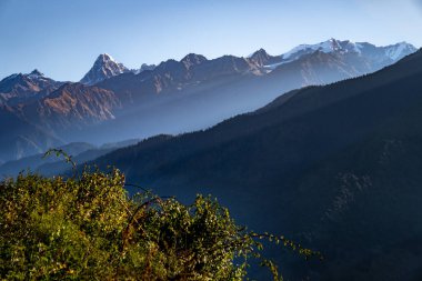 Srikantha ve Gangotri 'nin Garhwal Himalayalarındaki görkemli manzarası, Uttarkashi' deki Raithal ise Hindistan 'ın Uttarakhand kentindeki popüler bir yürüyüş merkezi..