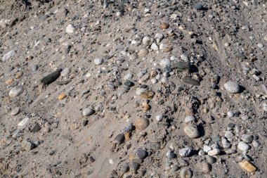 18 Kasım 2024 Uttarakhand Hindistan. Hindistan 'ın Uttarakhand kentindeki inşaatlarda kullanılan madenli nehir çakıl ve kümelenmesinin yakın plan çekimi, inşa için ham maddeleri vurguluyor.