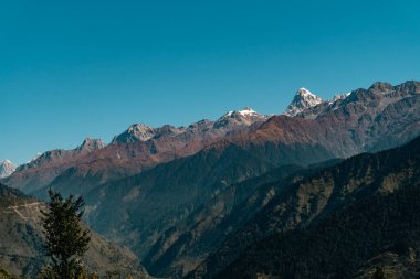 Srikantha ve Gangotri 'nin Garhwal Himalayalarındaki görkemli manzarası, Uttarkashi' deki Raithal ise Hindistan 'ın Uttarakhand kentindeki popüler bir yürüyüş merkezi..