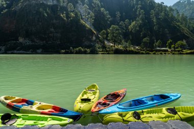 Kasım 33rd2024 Uttarakhand Hindistan. Maneri Gölü kıyısında, Uttarkashi, Hindistan 'daki Bhagirathi Nehri' nde Maneri Barajı 'nın bulunduğu renkli tekneler hizaya geldi..