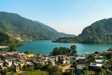 3 Kasım 2024 Uttarkashi Uttarakhand Hindistan. Bhagirathi Nehri kıyısındaki yarı şehirli Çinli, Garhwal Himalayalar, Uttarakhand 'da klasik göl manzaralı küçük dağlarla çevrili..