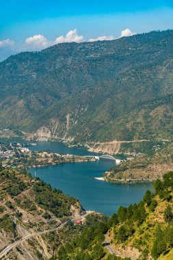 3 Kasım 2024 Uttarkashi Uttarakhand Hindistan. Bhagirathi Nehri kıyısındaki yarı şehirli Çinli, Garhwal Himalayalar, Uttarakhand 'da klasik göl manzaralı küçük dağlarla çevrili..