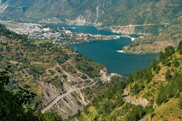 3 Kasım 2024 Uttarkashi Uttarakhand Hindistan. Bhagirathi Nehri kıyısındaki yarı şehirli Çinli, Garhwal Himalayalar, Uttarakhand 'da klasik göl manzaralı küçük dağlarla çevrili..