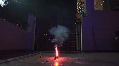 Hindistan 'daki kentsel hava ve ses kirliliği endişelerinin arkaplanı arasında, diwali kestane fişekleri, saksılar (anarlar) ve maytaplar da dahil olmak üzere göz kamaştırıcı bir manzara yakalayın..