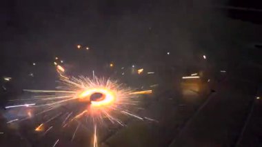 Hindistan 'daki kentsel hava ve ses kirliliği endişelerinin arkaplanı arasında, diwali kestane fişekleri, saksılar (anarlar) ve maytaplar da dahil olmak üzere göz kamaştırıcı bir manzara yakalayın..