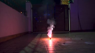Hindistan 'daki kentsel hava ve ses kirliliği endişelerinin arkaplanı arasında, diwali kestane fişekleri, saksılar (anarlar) ve maytaplar da dahil olmak üzere göz kamaştırıcı bir manzara yakalayın..