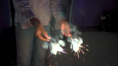 Hindistan 'daki kentsel hava ve ses kirliliği endişelerinin arkaplanı arasında, diwali kestane fişekleri, saksılar (anarlar) ve maytaplar da dahil olmak üzere göz kamaştırıcı bir manzara yakalayın..