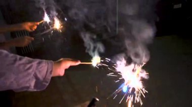 Hindistan 'daki kentsel hava ve ses kirliliği endişelerinin arkaplanı arasında, diwali kestane fişekleri, saksılar (anarlar) ve maytaplar da dahil olmak üzere göz kamaştırıcı bir manzara yakalayın..